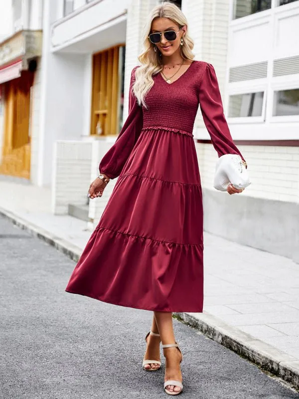 Elegant and elegant dress with ruffles and V-neck