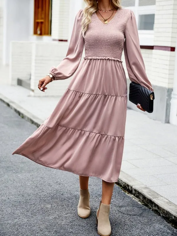 Elegant and elegant dress with ruffles and V-neck