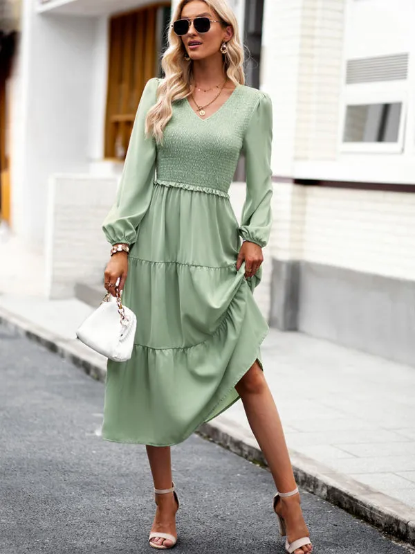 Elegant and elegant dress with ruffles and V-neck