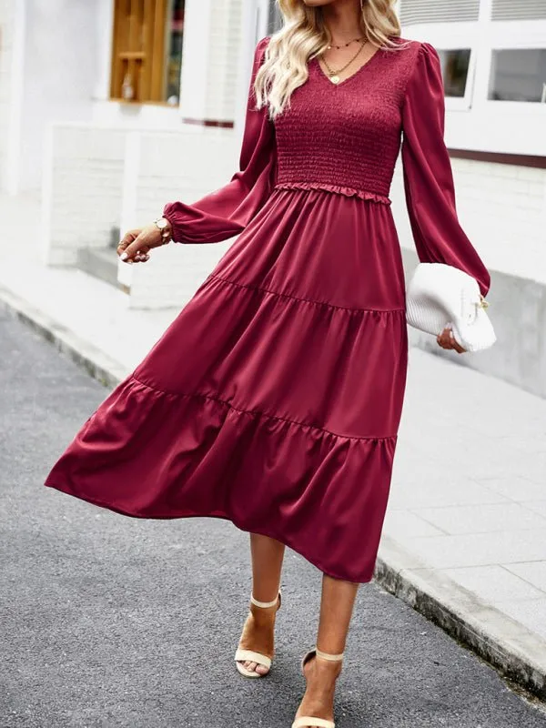 Elegant and elegant dress with ruffles and V-neck