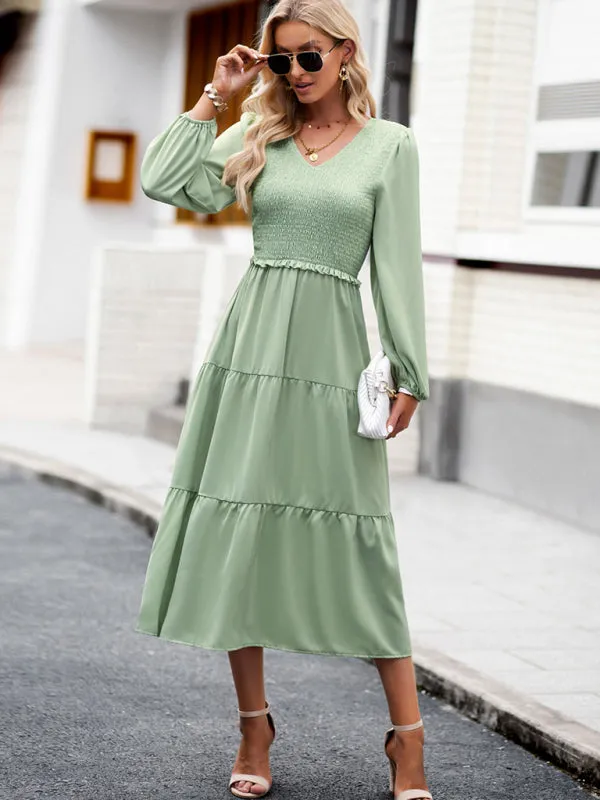 Elegant and elegant dress with ruffles and V-neck