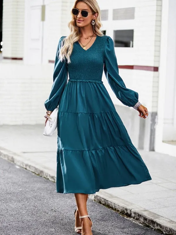 Elegant and elegant dress with ruffles and V-neck