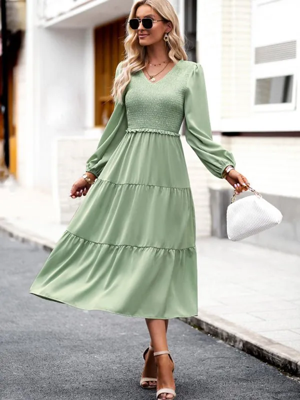 Elegant and elegant dress with ruffles and V-neck